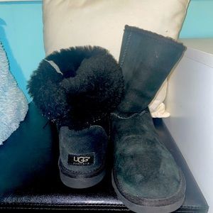 Black Ugg boots